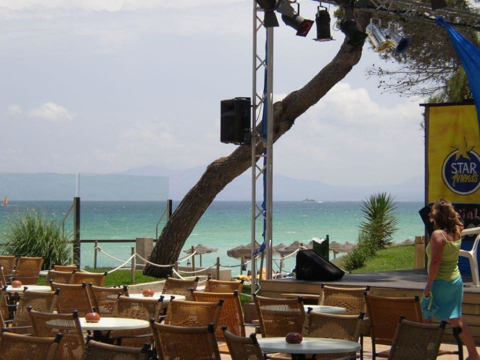 Blick von Strandbar auf Strand Iberostar Waves Alcudia Park