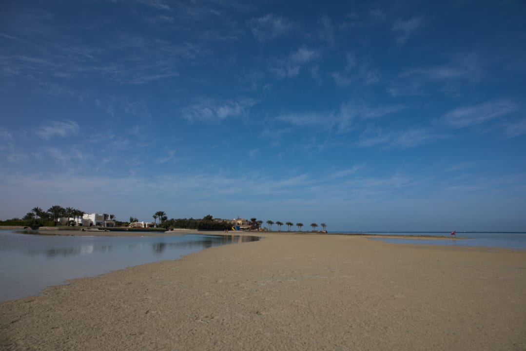 Blick auf die Umgebung vom Wasser aus, bei Ebbe Mövenpick Resort & Spa El Gouna