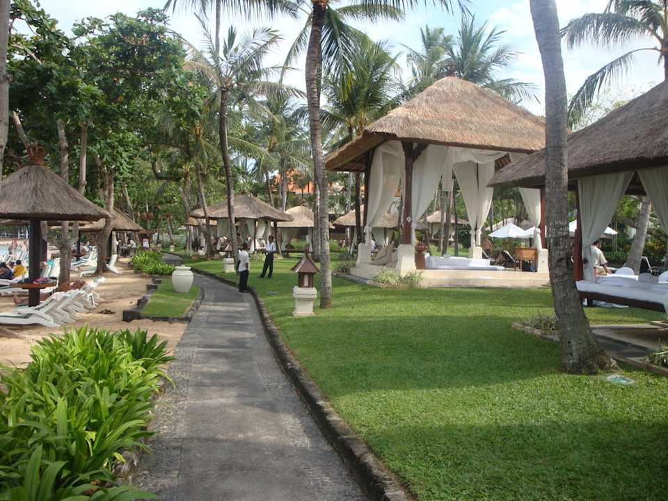 Weg am Strand entlang The Laguna A Luxury Collection Resort & Spa
