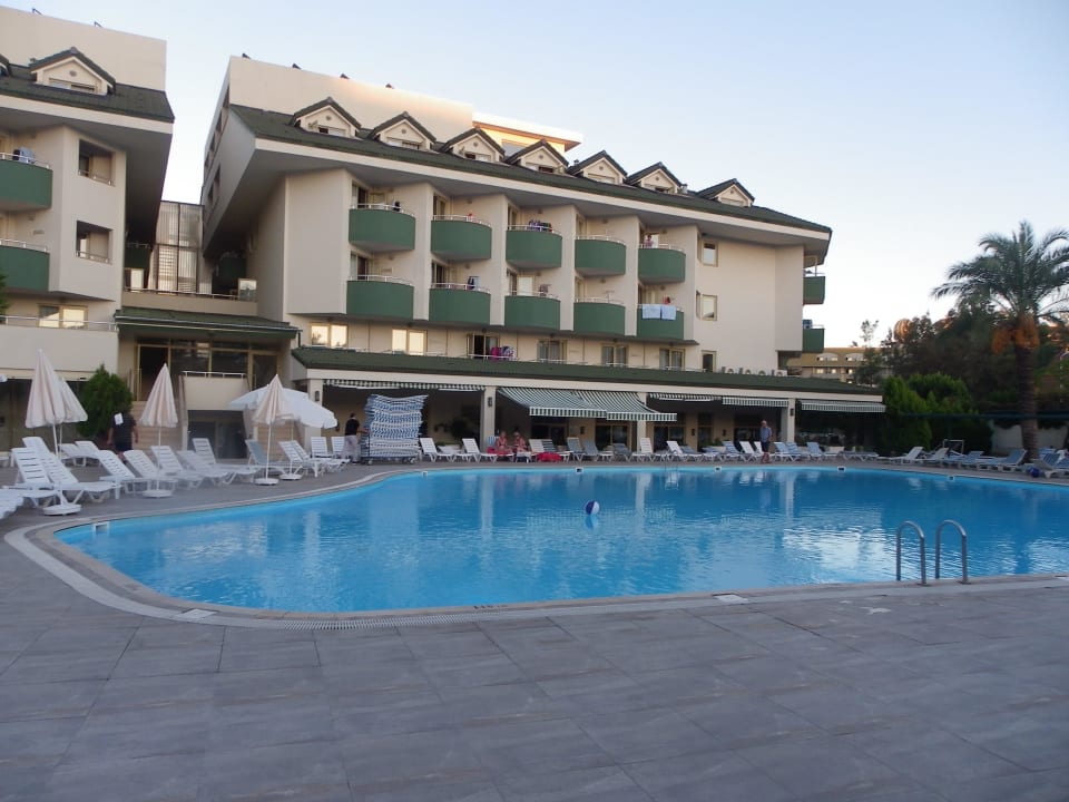 Pool und Block 7 im Hintergrund Side Breeze Hotel