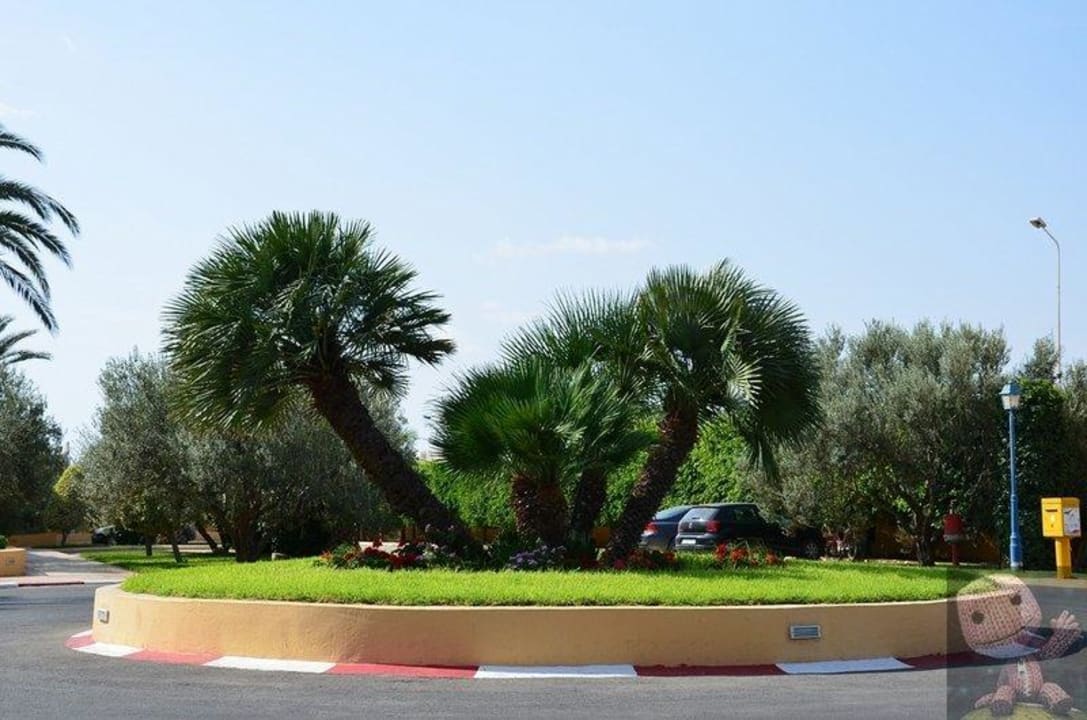 Rondo przed hotelem Nour Palace Resort & Thalasso