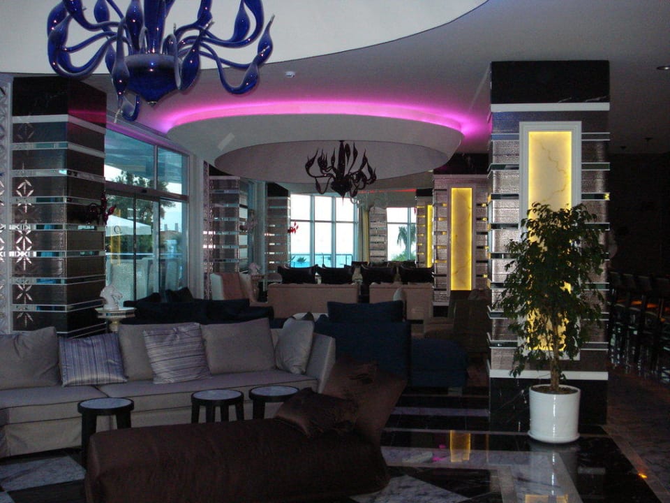 Aufenthaltsbereich an der Lobbybar Q Premium Resort