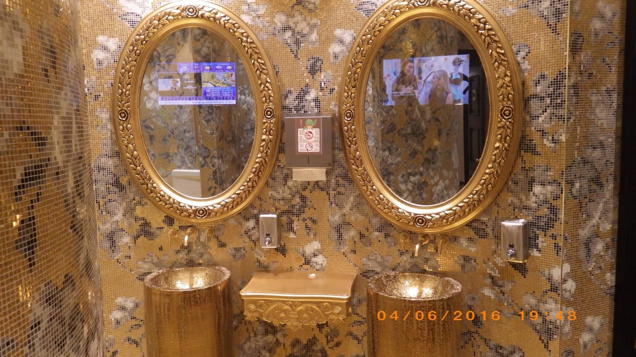 Toiletten im Lobbybereich Azura Deluxe Resort & Spa Hotel