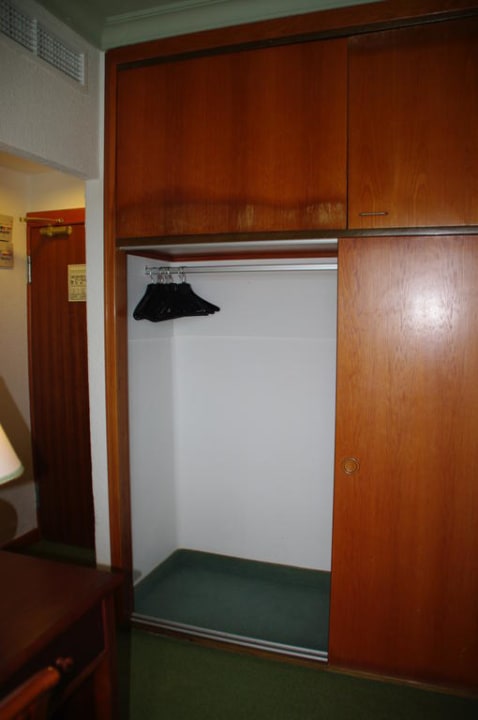 Einzelzimmer linke Schrankseite Hotel Riu Oliva Beach Resort