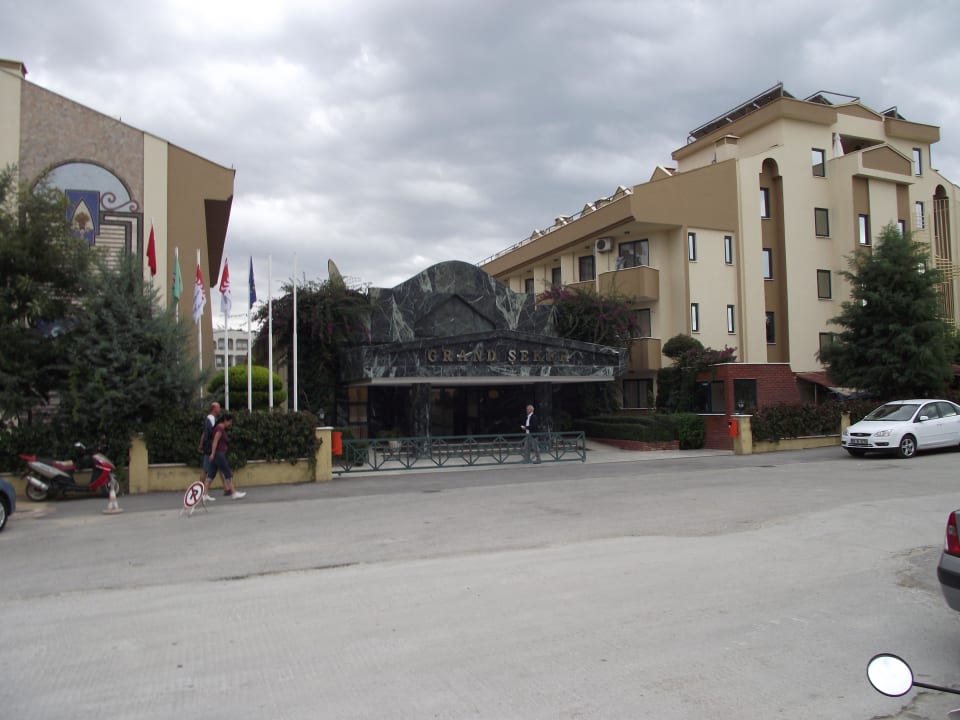 Rechts geht es zum Strand Hotel Sultan of Side