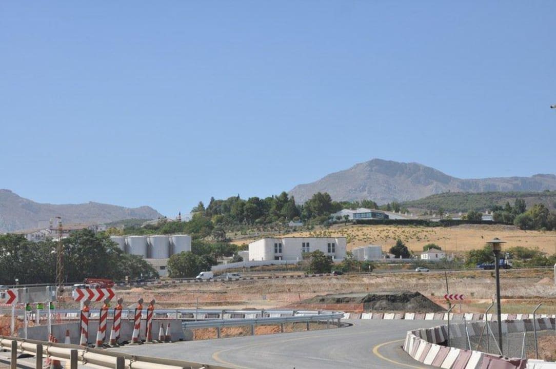 Blick vom Tal auf den Parador (Bildmitte) Hotel Parador de Antequera