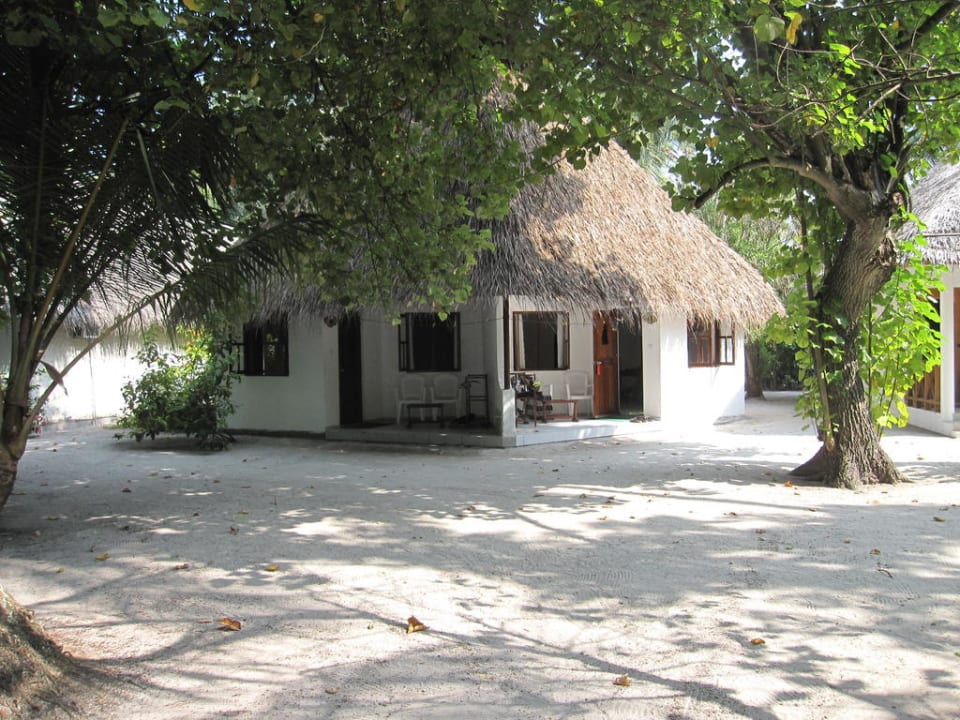 Standard Bungalow von aussen Fihalhohi Maldives