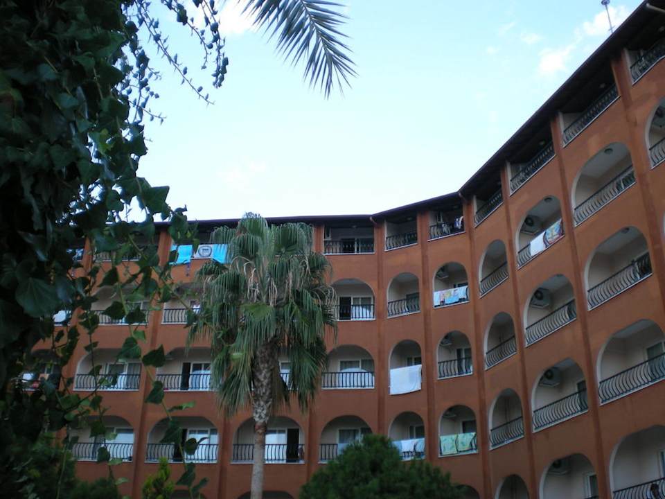 Das Haupthaus Club Turtas Beach Hotel