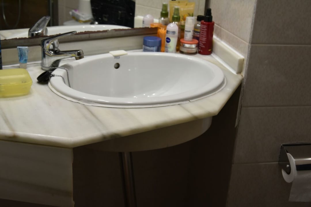 Bad. Hände waschen sehr eingeschränkt.  BLUESEA Cala Millor