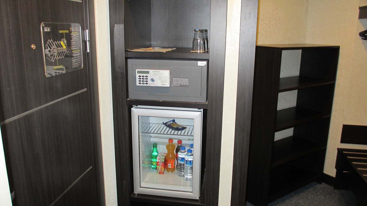 Minibar, Safe, begehbarer Kleiderschrank Limak Lara Deluxe Hotel & Resort