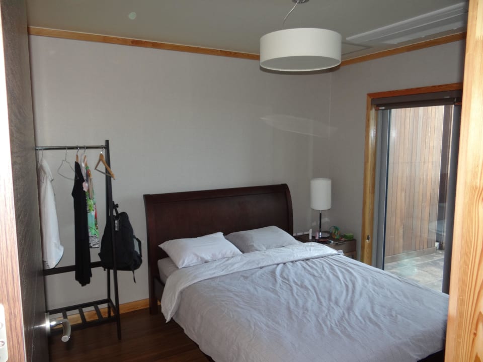 Schlafzimmer mit Keiderhänger Hotel Jejueco Suites