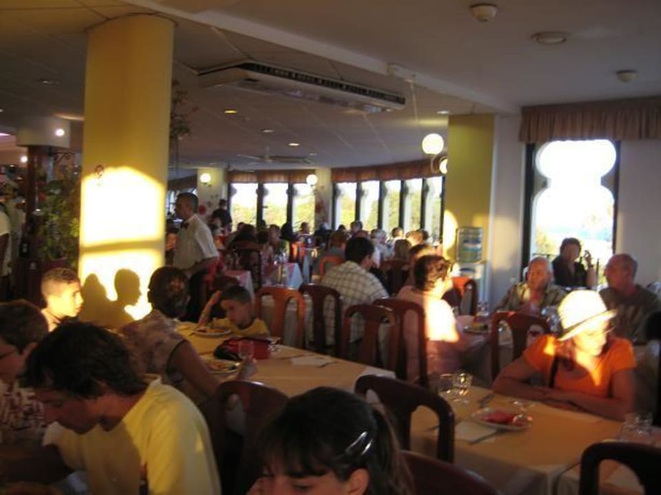 Überfüllter Speisesaal Monica Isabel Beach Club