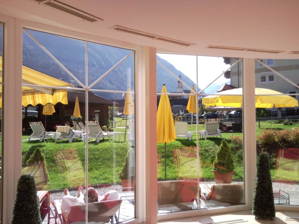 Vom Hallenbad in den Garten Hotel Der Stubaierhof Neustift