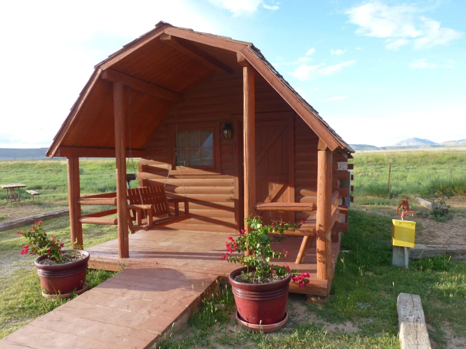 Vor dem Eingang eine Schaukel und eine Bank KOA Campground Seligman