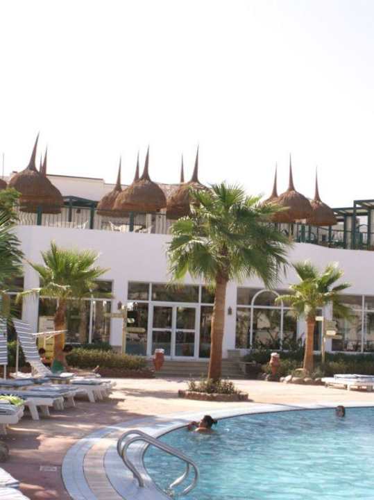 Basen z widokiem na bar nad lobby Hotel Amarante Garden Palms Resort