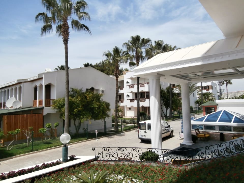 Nebengebäude und Eingang Hotel Antik Garden