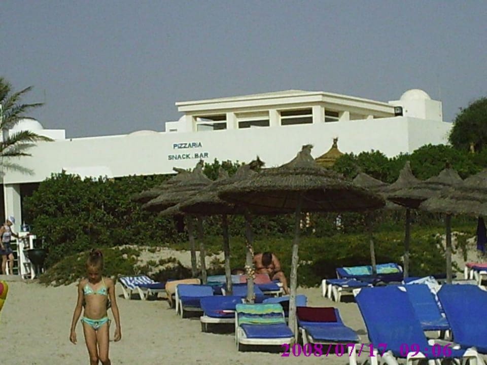 Blick vom Strand auf die Snack Bar vom Hotel. Mahdia Palace Thalasso