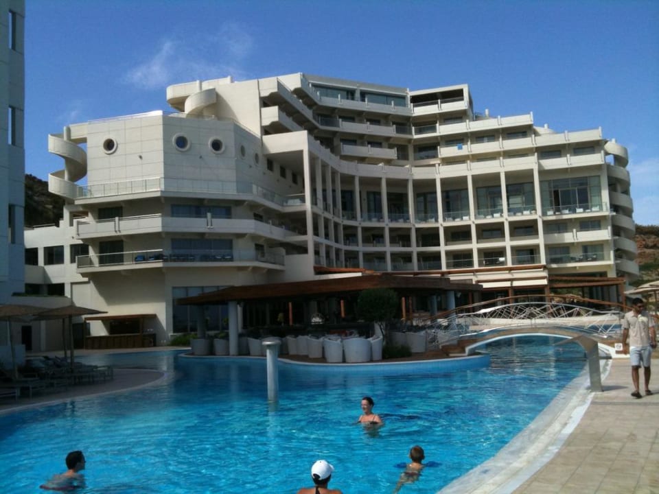 Die linke Hälfte des Haupthauses Elysium Resort & Spa Hotel