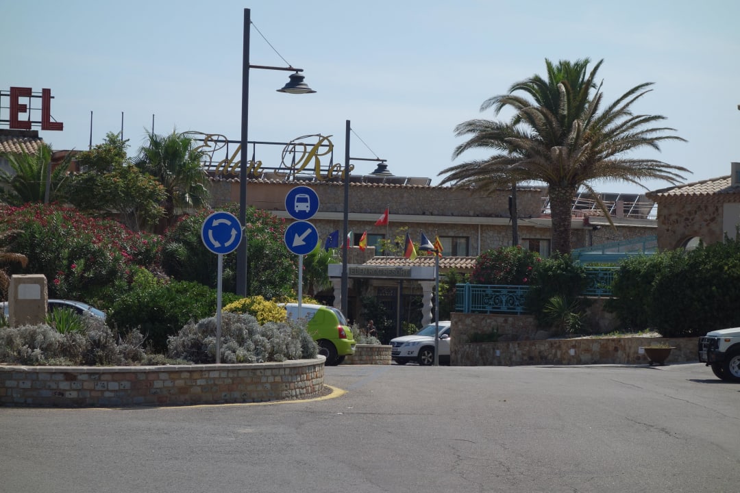 Vor dem Hotel - fast keine Parkplätze Eden Roc Hotel & Spa by Brava Hoteles