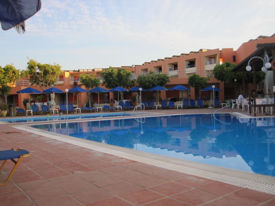 Blick auf die Poolanlage Rethymno Village