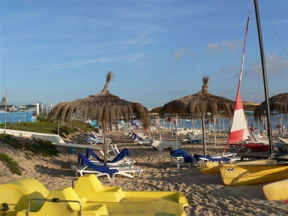 Blick über Tretboote und Schirme El Mouradi Club Kantaoui