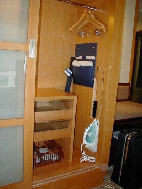 Schrank neben Doppeltbett in einem Standardzimmer Hotel Park Plaza Beijing Wangfujing