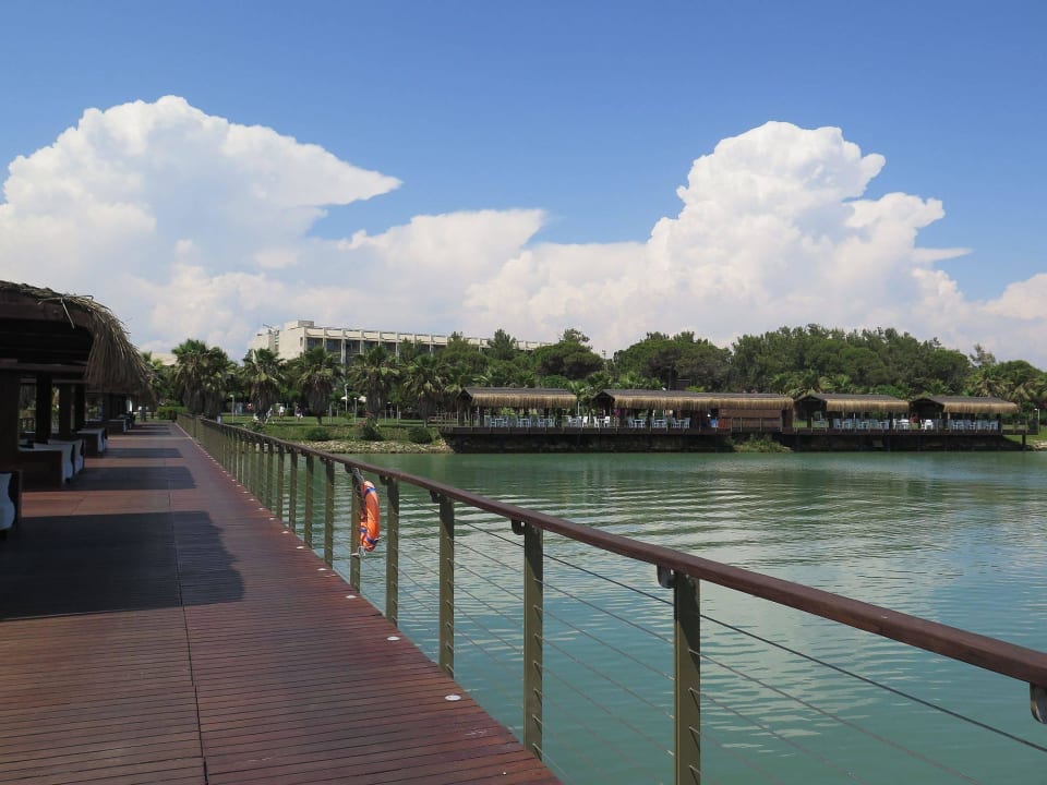 Blick über den Fluß Gloria Serenity Resort