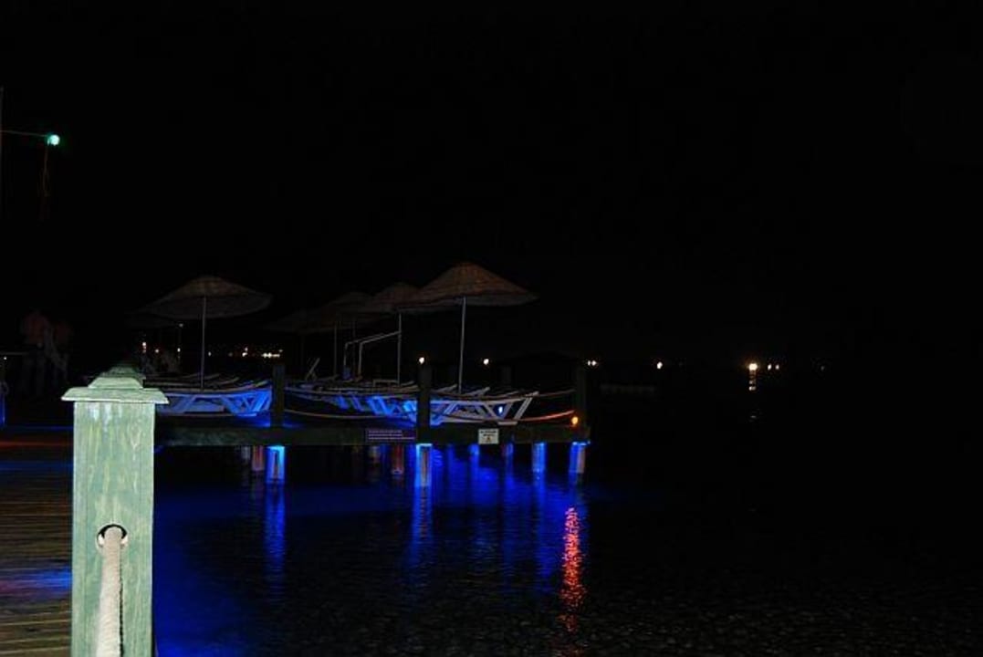 Molo nocą Izer Hotel & Beach Club