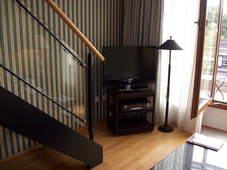 Balkon, TV und Treppe ins Obergeschoss Clipper Boardinghouse Hamburg-Michel