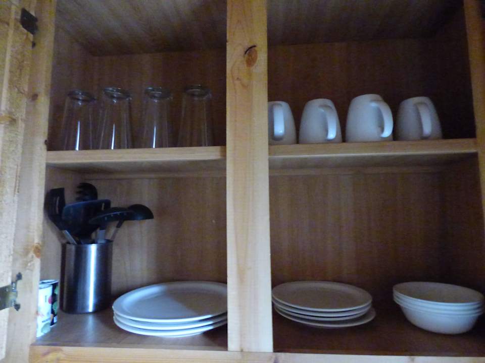 Geschirr in der Küche der Cabin Hotel Lake View Lodge