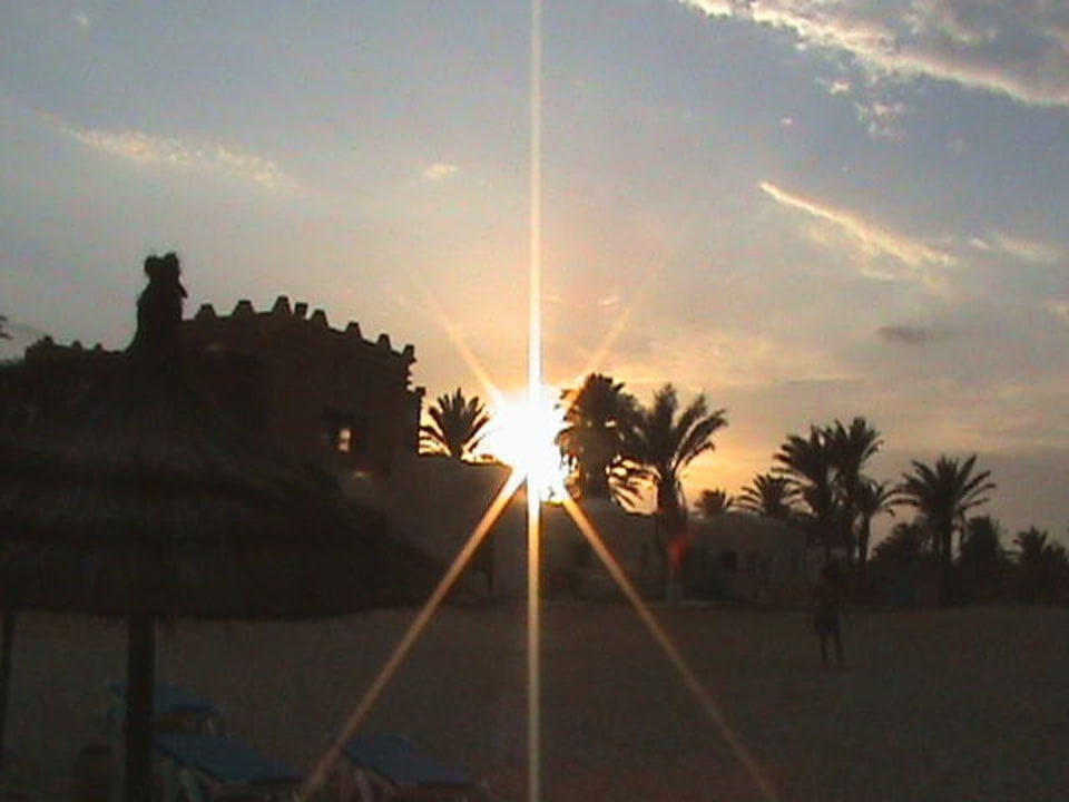 Das Hotel bei Sonnenuntergang Vincci Safira Palms