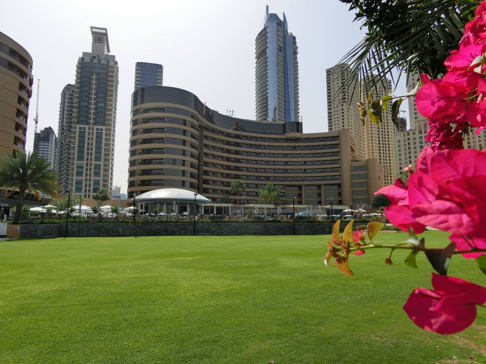 Hotel aus Sicht der Gartenanlage Le Royal Méridien Beach Resort & Spa Dubai