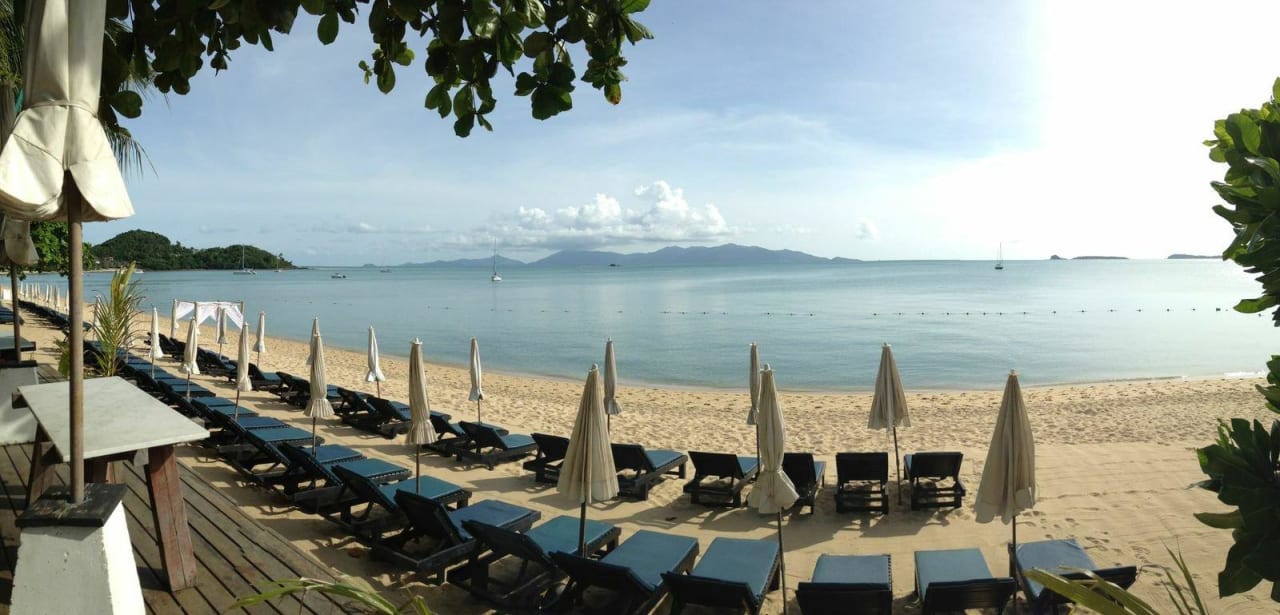 Der Hotelstrand vom Hotel aus NH Collection Samui Peace Resort