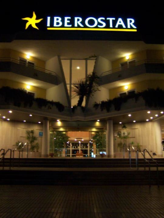 Eingangsbereich bei Nacht Iberostar Waves Playa de Muro
