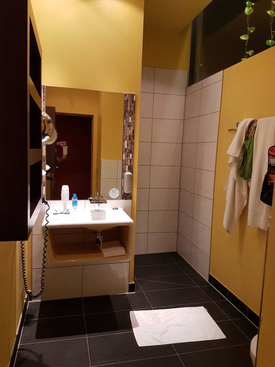 Badezimmer mit Regendusche ums Eck Tropical Islands Resort - Zelte