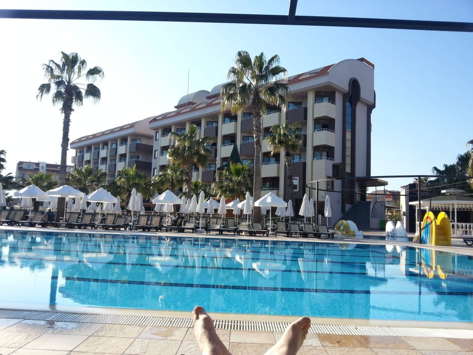 Blick am Innenpool Hane Family Resort