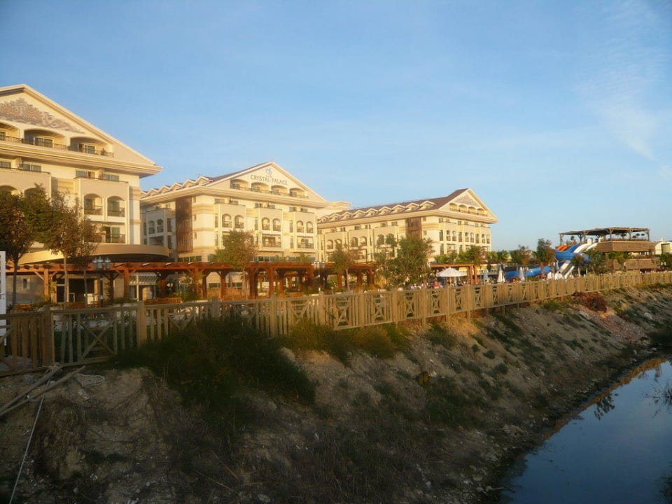 Bach zwischen Poolanlage und Strand Diamond Excellence Resort & Spa