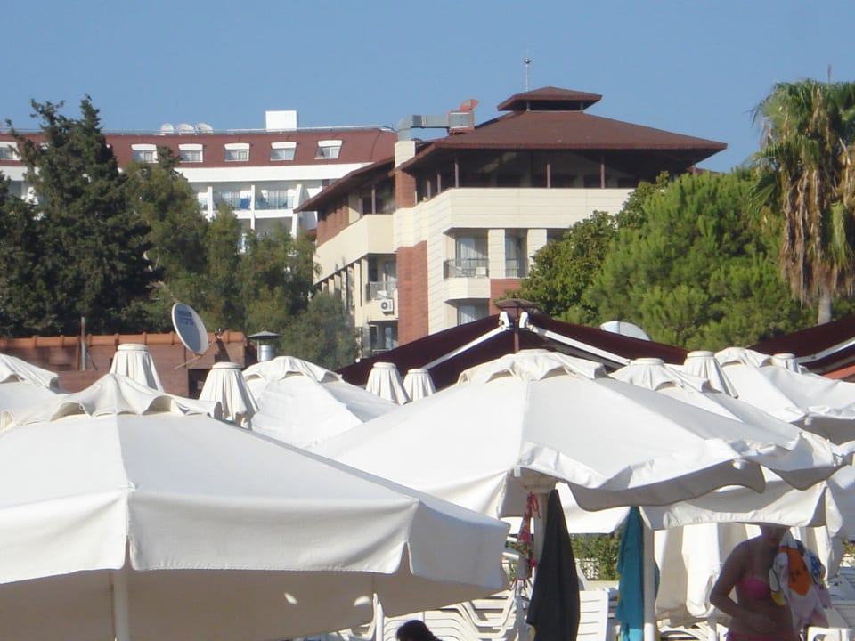 Blick vom Strand zum Hotel Hotel Sirma