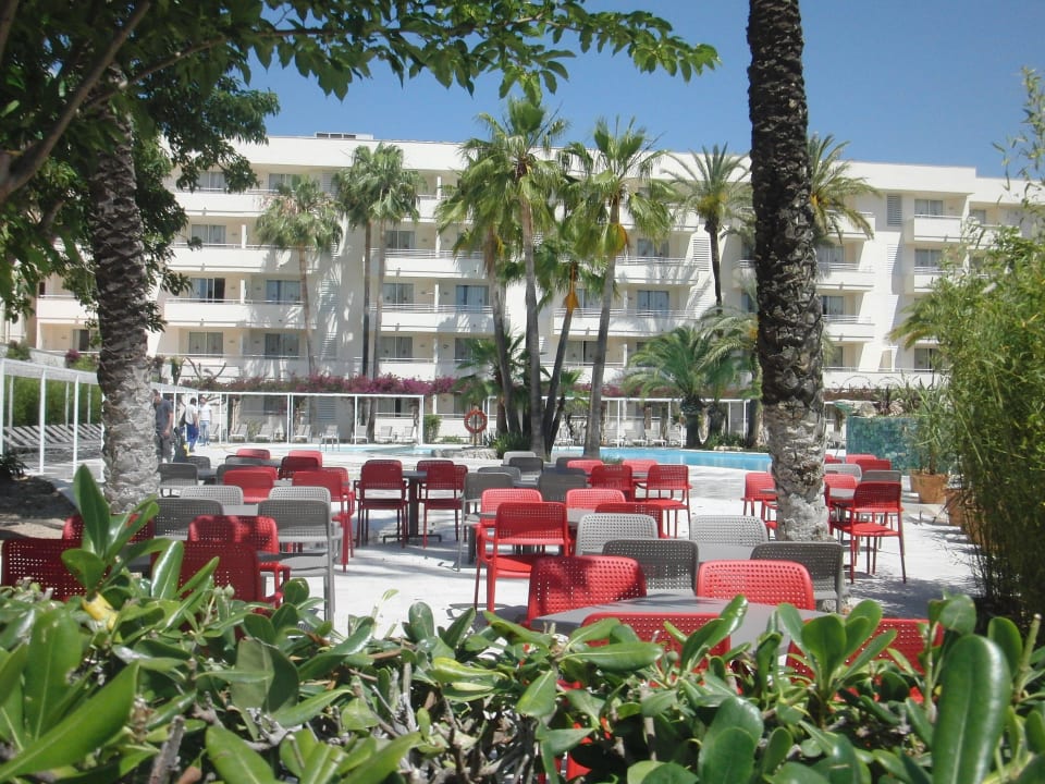 Schattige Außenbestuhlung Hotel Rosella by Intelier