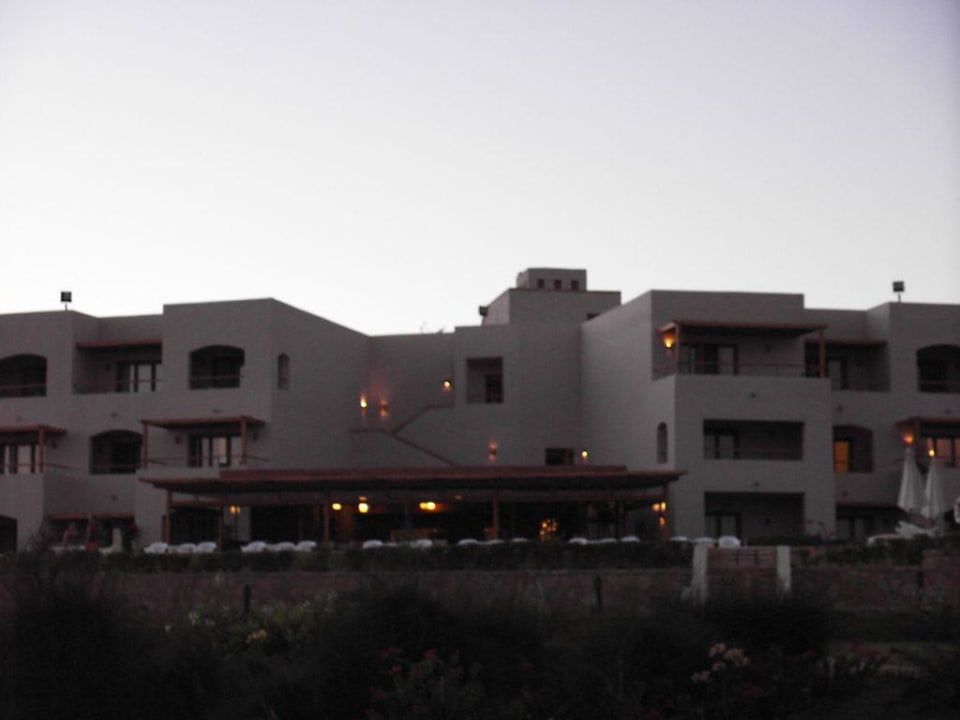 Nachbarhotel v. RM Fort Arabesque Resort, Spa & Villas