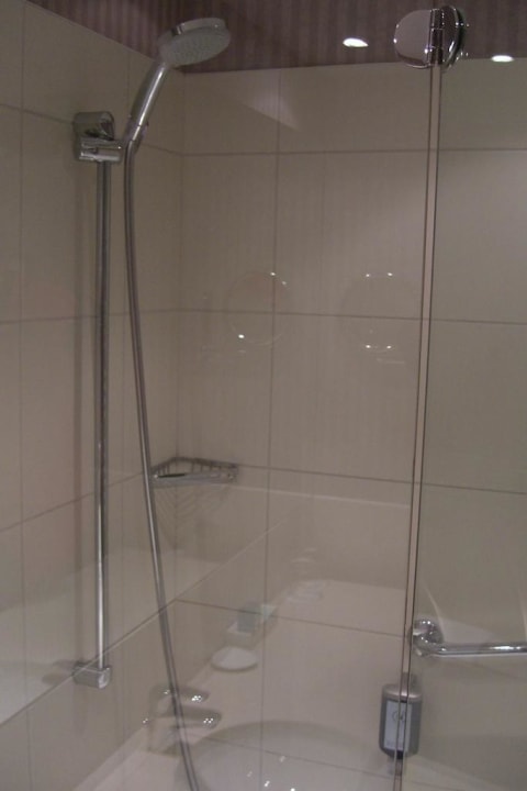 Dusche/Badewanne im Badezimmer Hotel Novotel Karlsruhe City