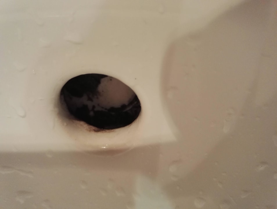 Verdreckter Waschbeckenüberlauf Grand Makadi