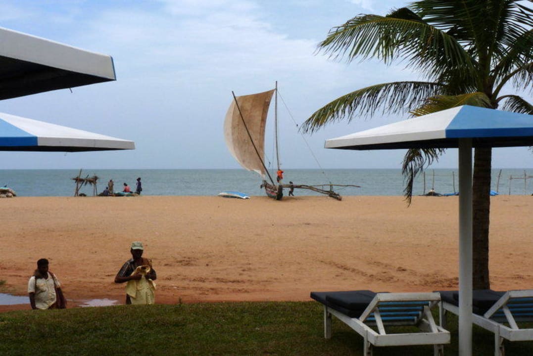 Strand mit Händlern und Katamaran Hotel Rani Beach