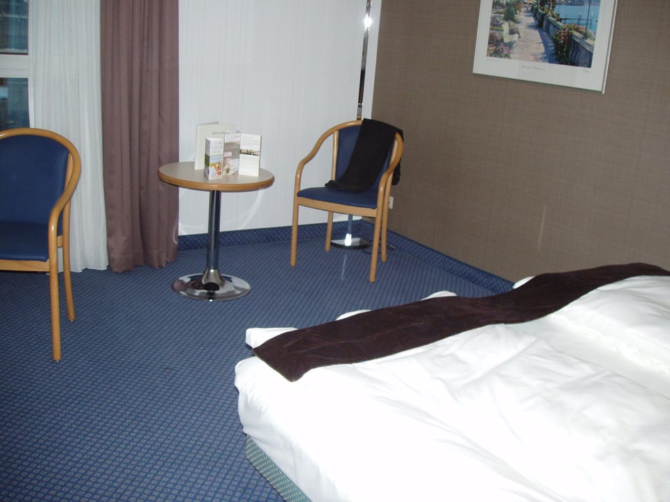 Geräumiges Zimmer Mövenpick Hotel Nürnberg Airport