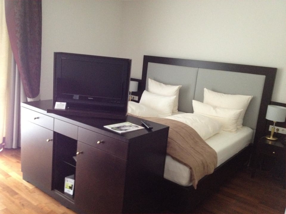 Bett mit drehbarem TV Hotel Holzapfel
