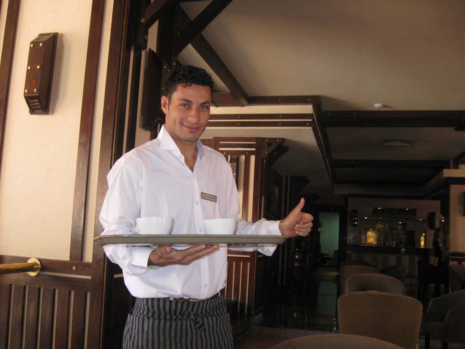 Самый приветливый официант в кофе-баре Pickalbatros Alf Leila Wa Leila Resort - Neverland Hurghada