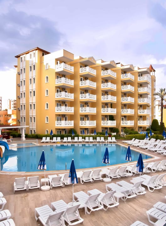 Poolanlage Larina Resort Spa & Hotel