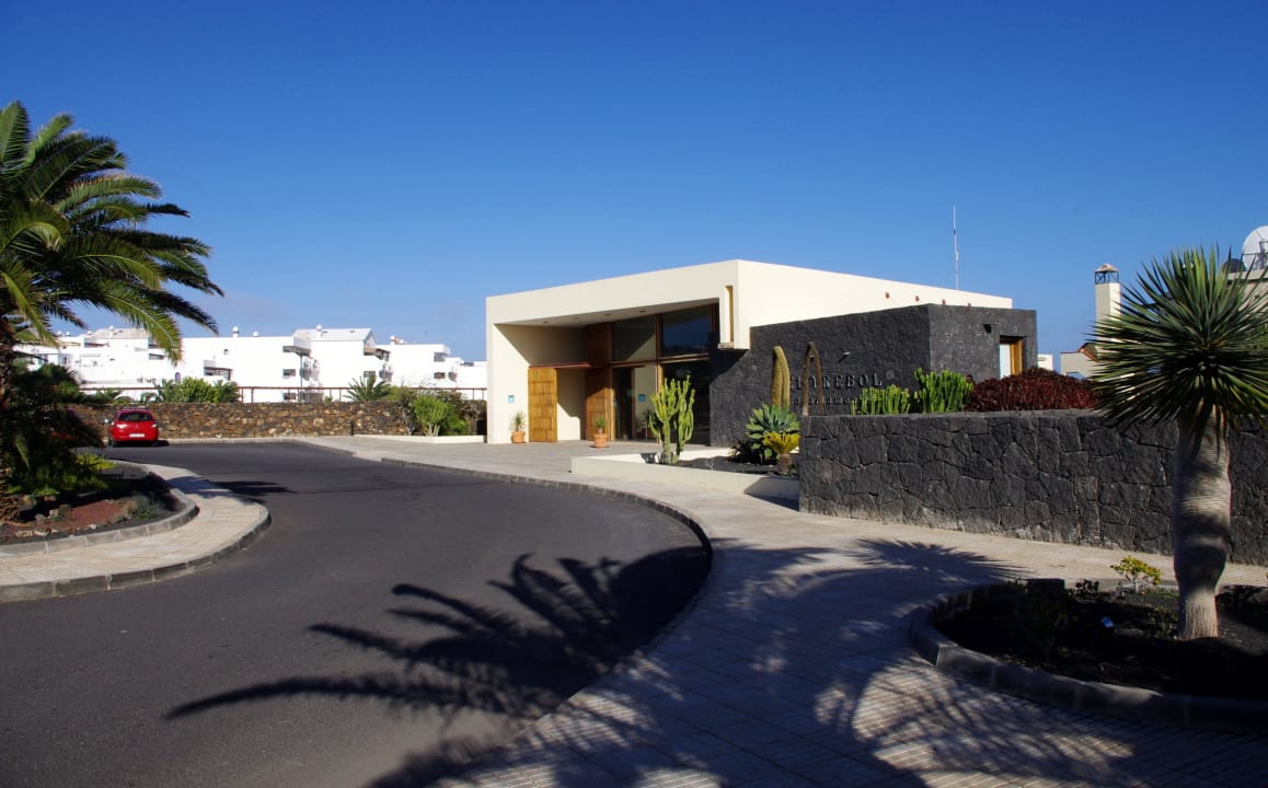 Podjazd przed budynkiem recepcyjnym Hotel El Trebol