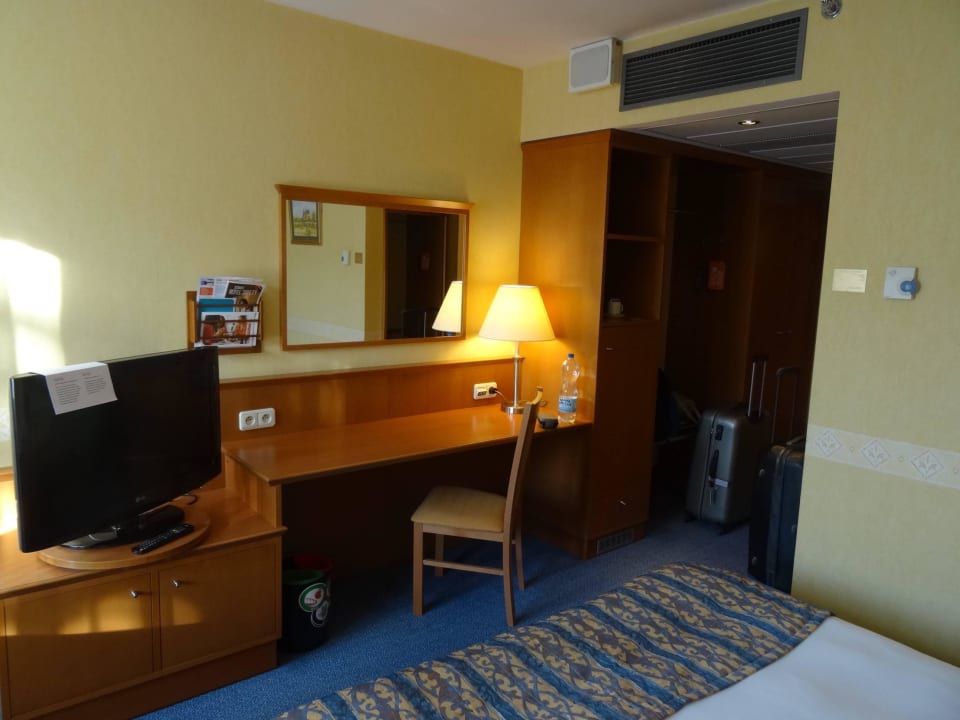 Schreibtisch, Schrank, TV Scandic Wrocław