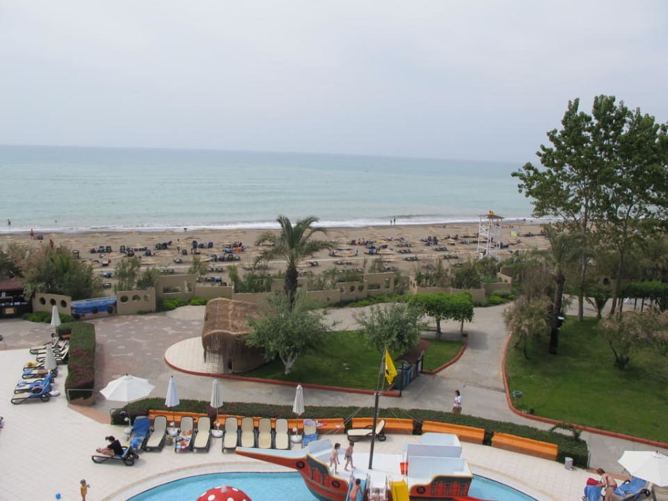 Blick vom Wasserrutschenturm auf den Strand Asteria Family Belek